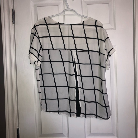 Patterned Short Sleeve Blouse - Picture 2 of 5